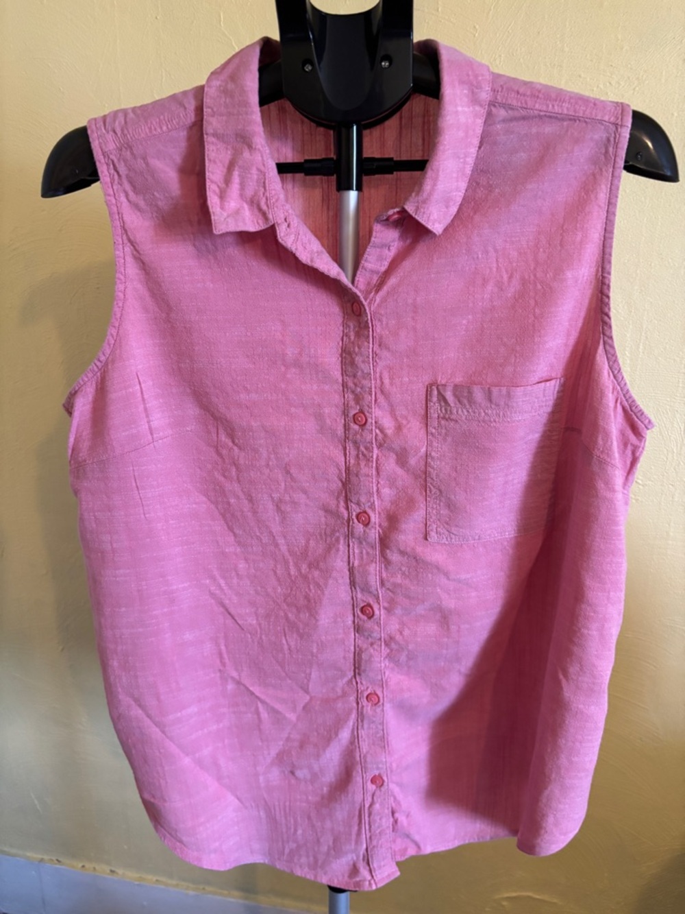 Liz Claiborne Sleeveless Button-Down Top in Pink